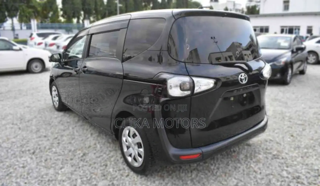 Toyota Sienta 2017 Black
