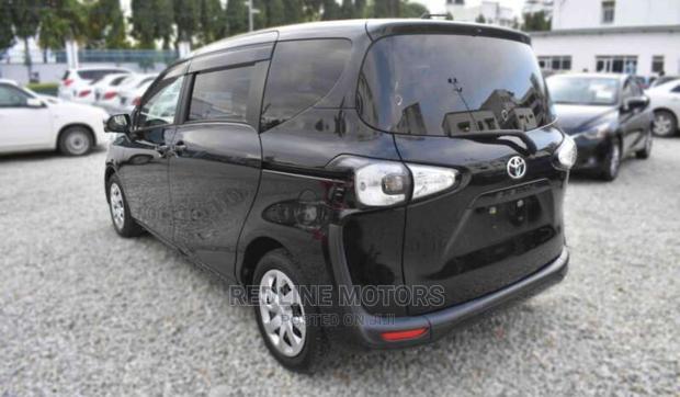 Toyota Sienta 2017 Black - thumbnail 6