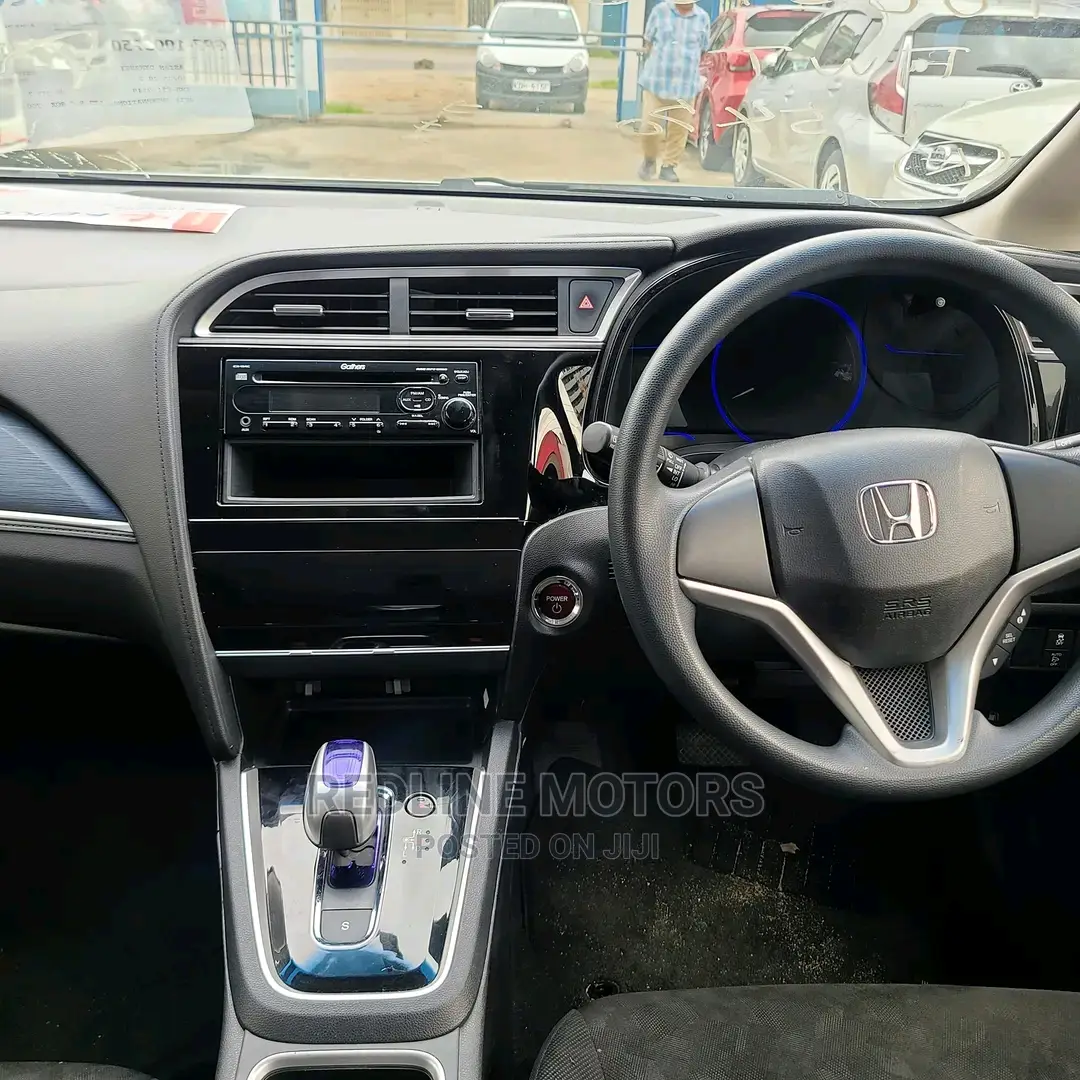 Honda Fit Shuttle 2016 White