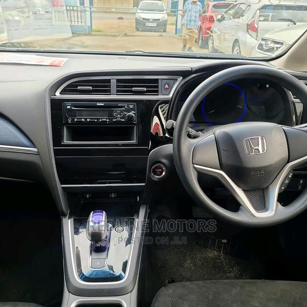 Honda Fit Shuttle 2016 White - thumbnail 2