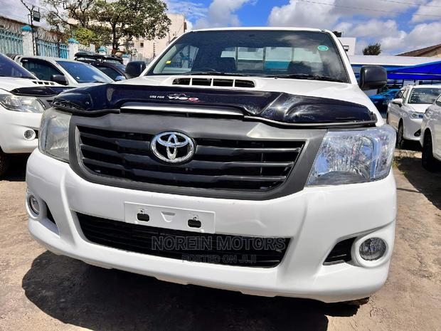 Toyota Hilux 2015 White - thumbnail 3
