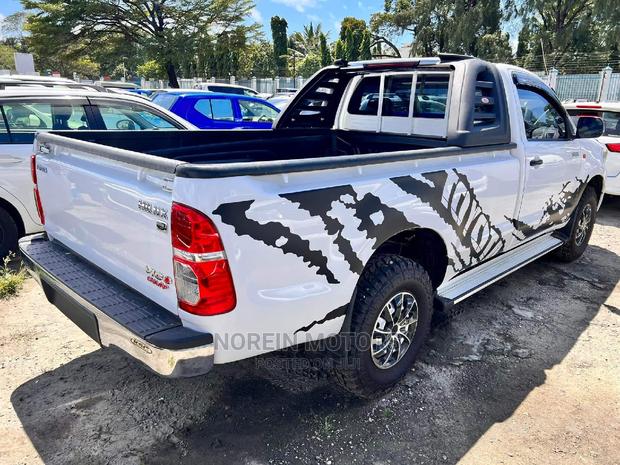 Toyota Hilux 2015 White - thumbnail 4
