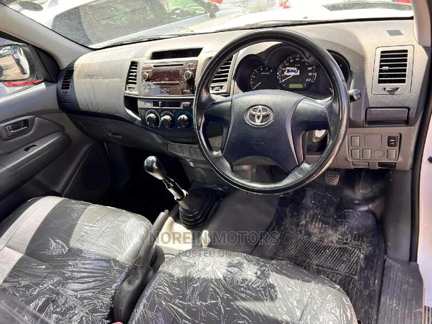 Toyota Hilux 2015 White - thumbnail 9