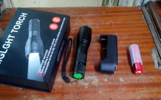 Rechargeable Zoomable Torch With Battery Charger