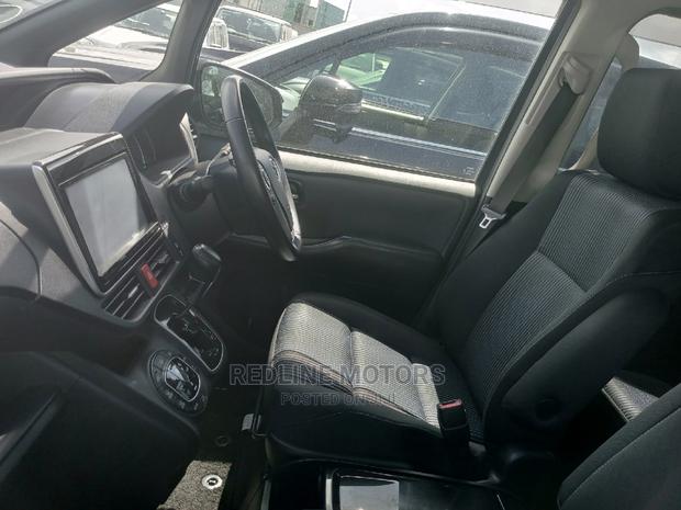 Toyota Noah 2016 Gray - thumbnail 2