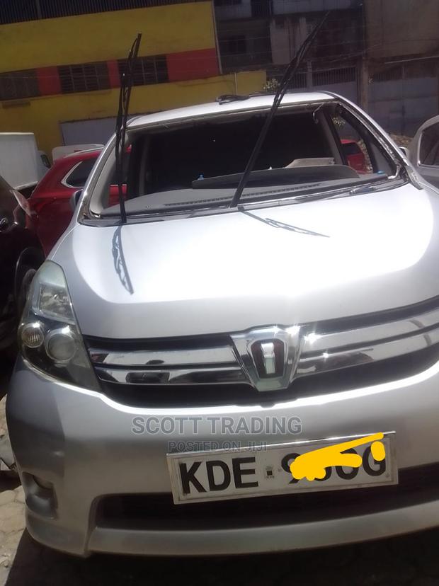 Toyota Isis Front Windscreen - main view