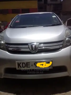 Toyota Isis Front Windscreen
