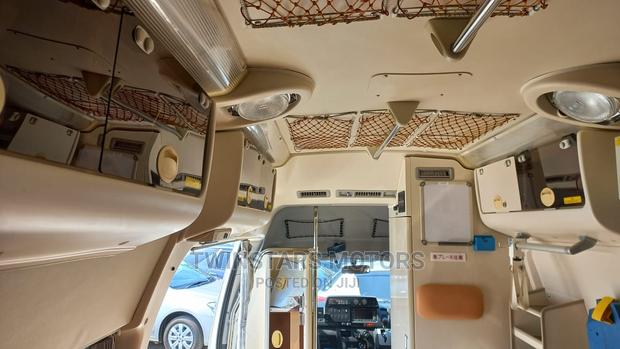 Toyota HiAce 2015 White - thumbnail 3