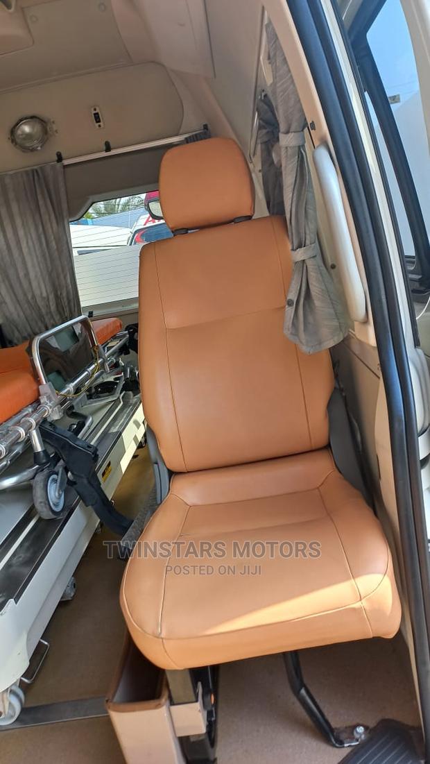Toyota HiAce 2015 White - thumbnail 4