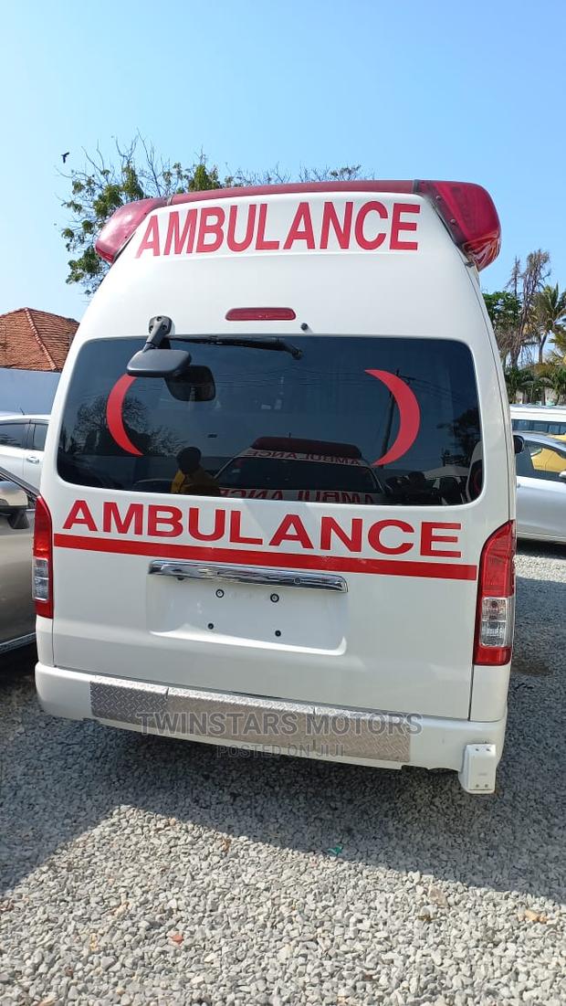 Toyota HiAce 2015 White - thumbnail 8