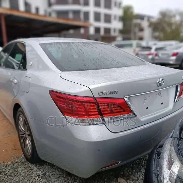Toyota Crown 2016 Silver