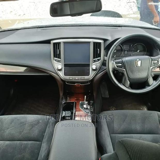Toyota Crown 2016 Silver - thumbnail 2