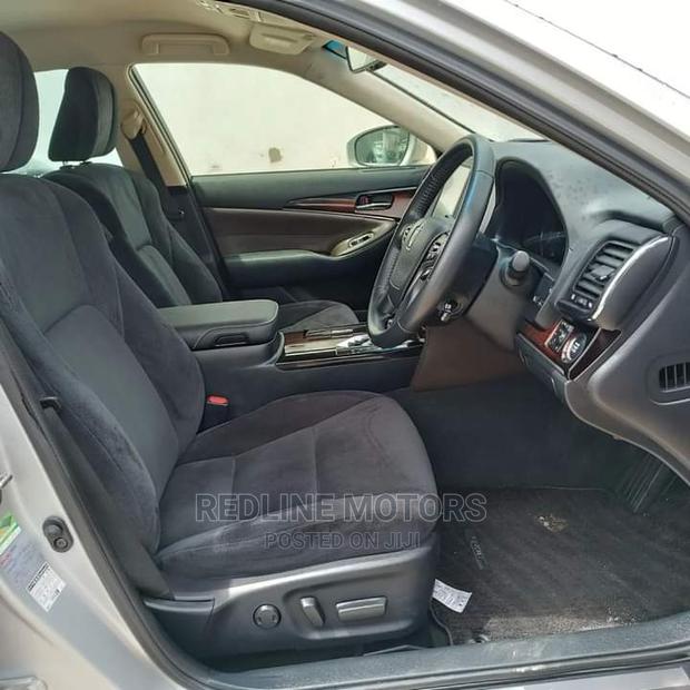 Toyota Crown 2016 Silver - thumbnail 3