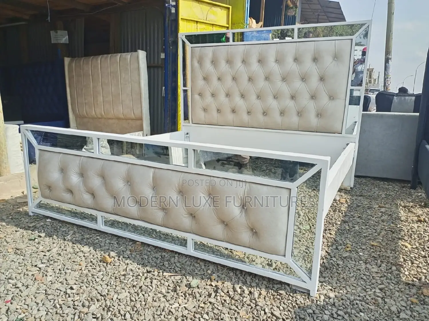 6/6 Tufted Bed