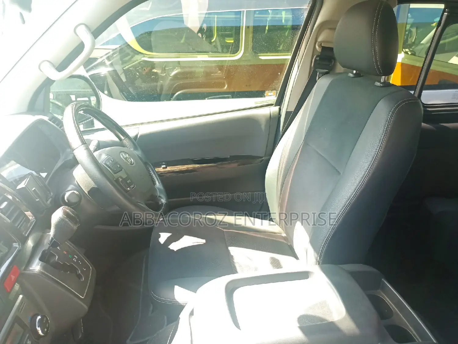 Toyota HiAce 2015 Orange