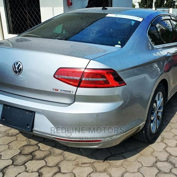Volkswagen Passat 2016 Gray - thumbnail 3