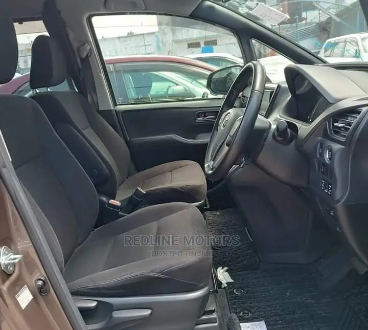 Toyota Noah 2.0 AWD (7 Seater) 2016 Brown