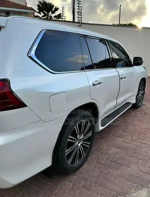 Lexus LX 570 AWD 2018 White