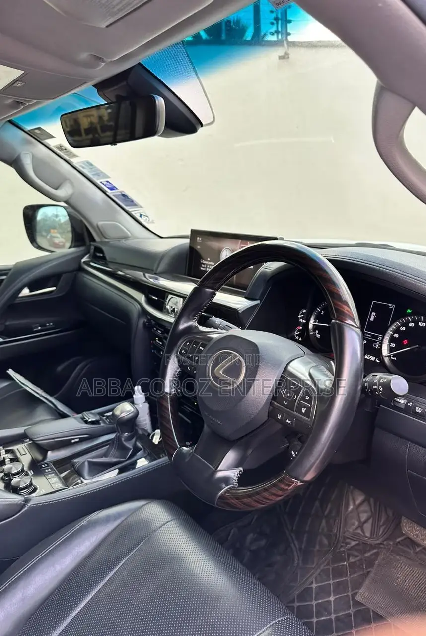 Lexus LX 570 AWD 2018 White