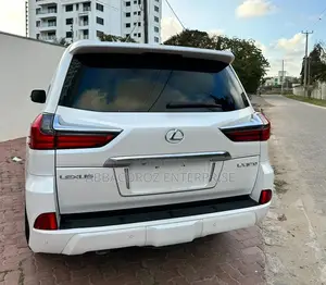 Lexus LX 570 AWD 2018 White
