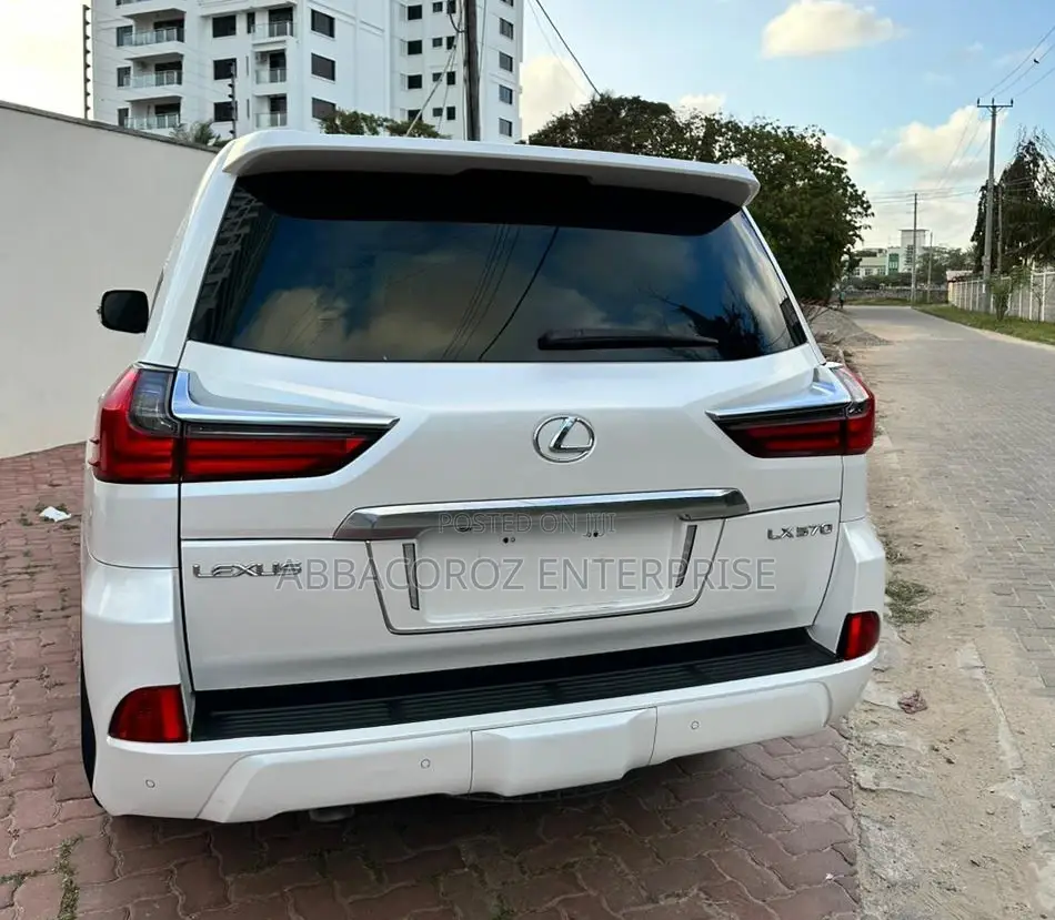 Lexus LX 570 AWD 2018 White