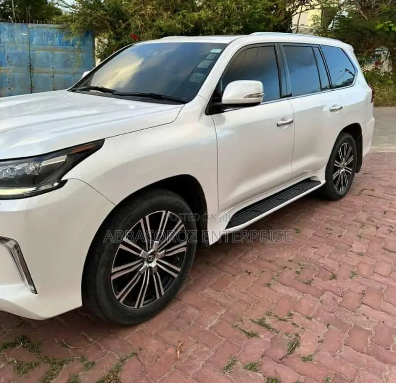 Lexus LX 570 AWD 2018 White