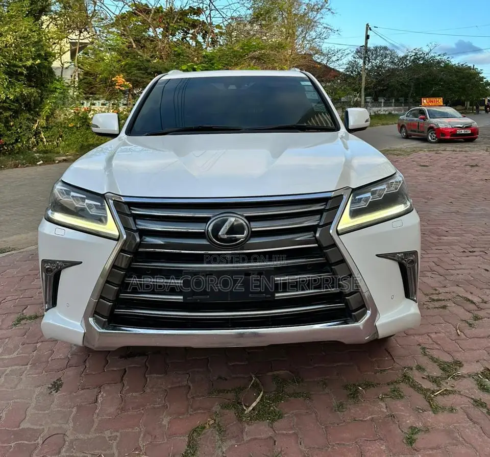 Lexus LX 570 AWD 2018 White