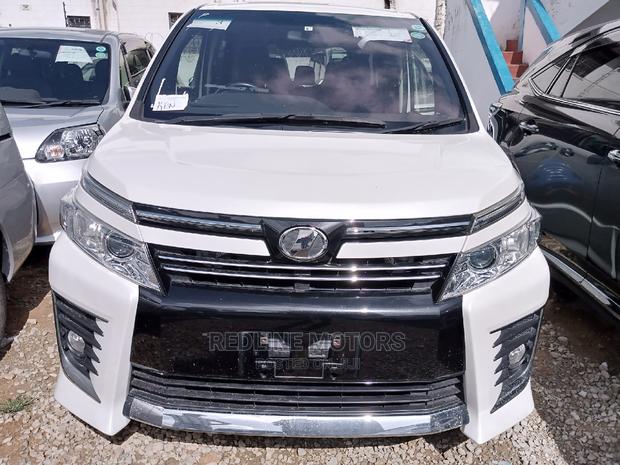 Toyota Voxy 2016 White - main view