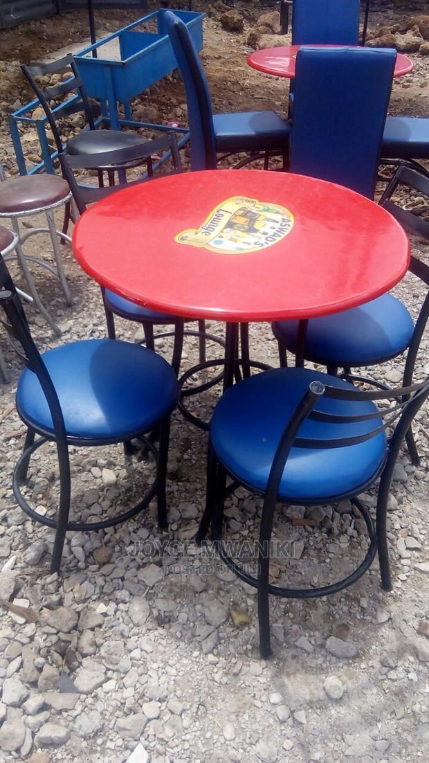 Flat Chair Plus Round Table - main view