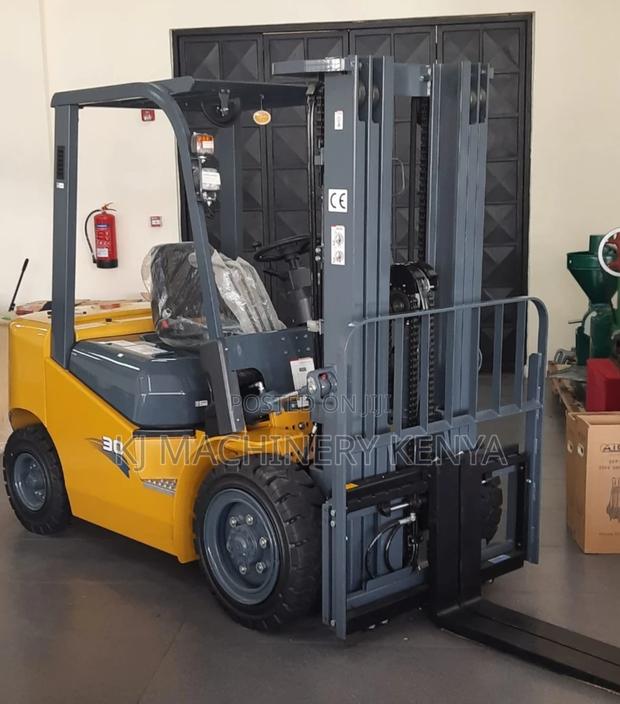 3tonne Forklift - thumbnail 2