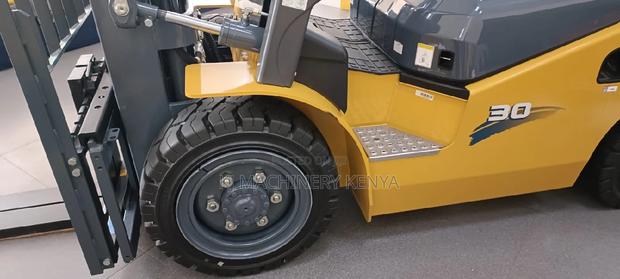 3tonne Forklift - thumbnail 3