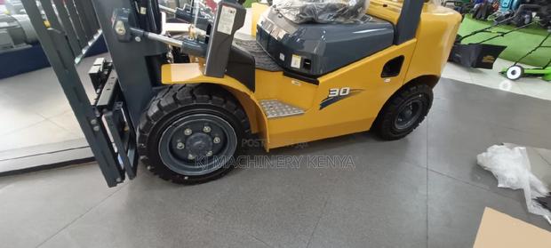 3tonne Forklift - thumbnail 4