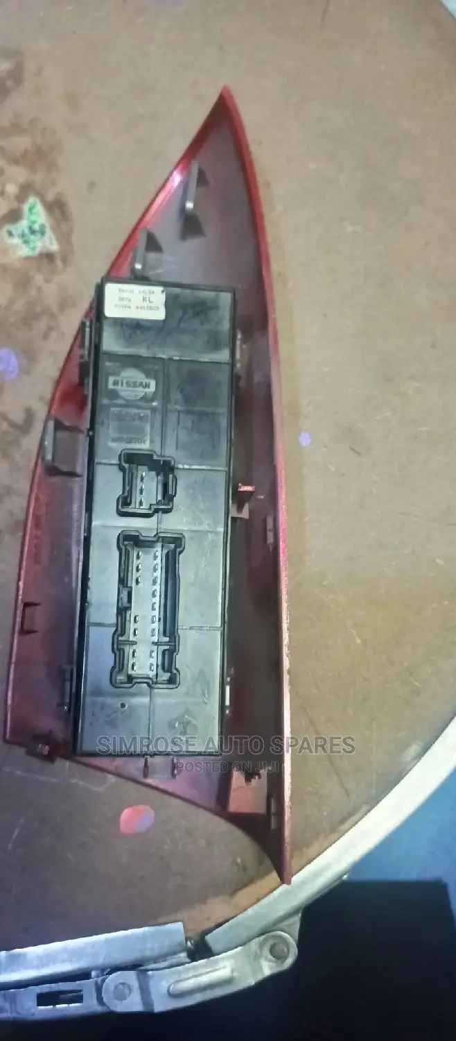 Nissan Juke Master Door Control Unit.