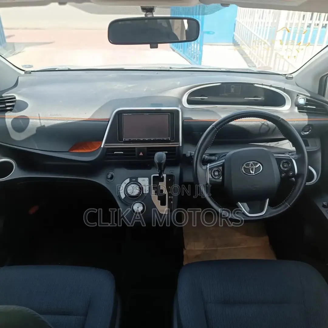Toyota Sienta 2016 Silver