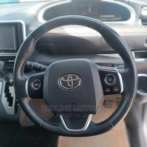 Toyota Sienta 2016 Silver - thumbnail 2