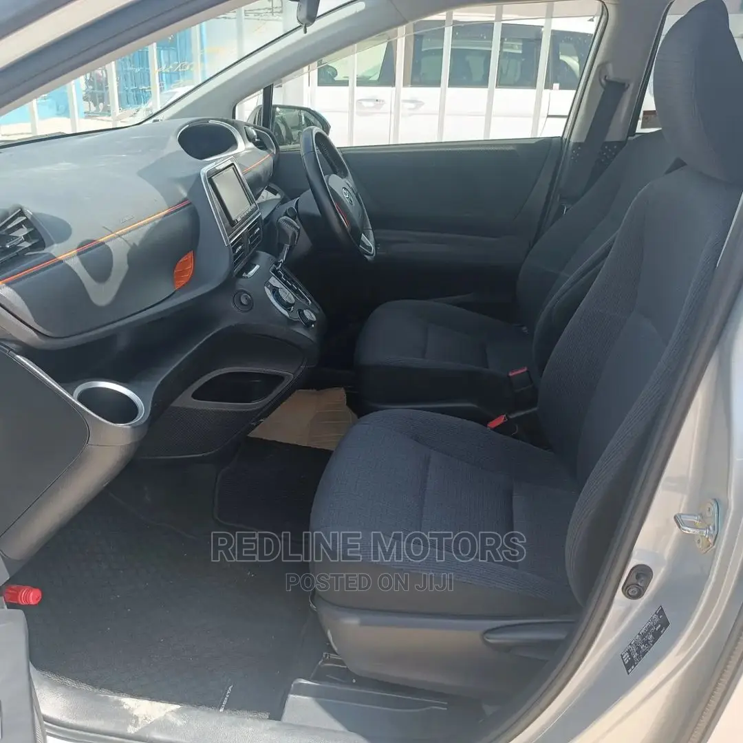Toyota Sienta 2016 Silver