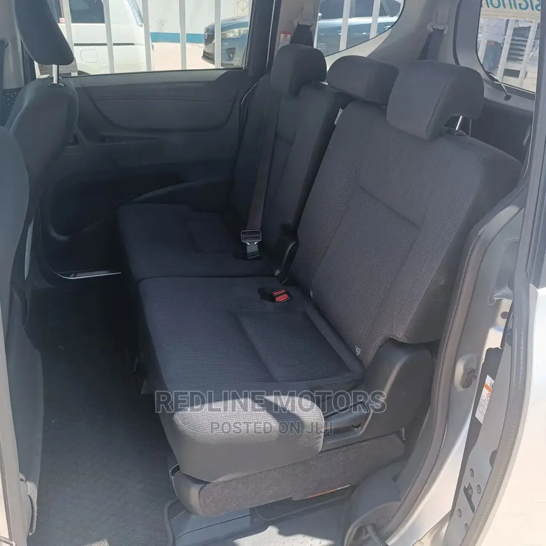 Toyota Sienta 2016 Silver
