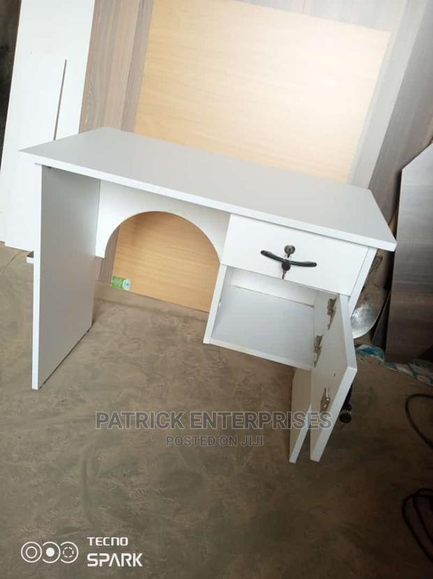 Morden Manicure Desk
