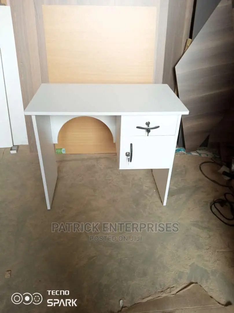 Morden Manicure Desk
