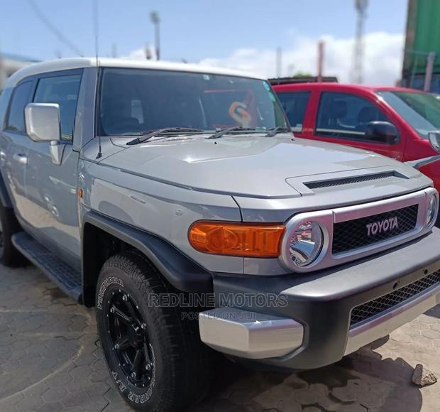 Toyota FJ Cruiser 2016 Gray