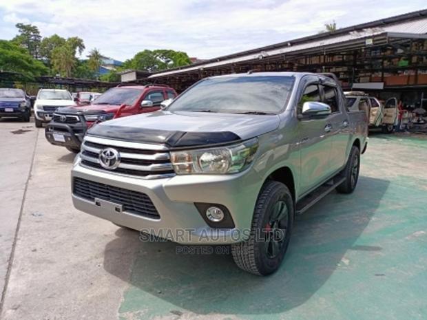 Toyota Hilux 2016 Silver - thumbnail 2