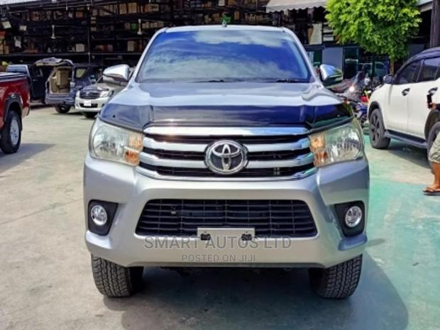 Toyota Hilux 2016 Silver - thumbnail 3