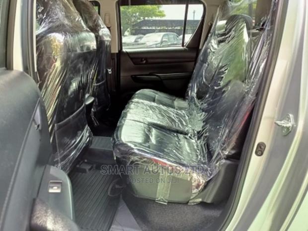 Toyota Hilux 2016 Silver - thumbnail 10