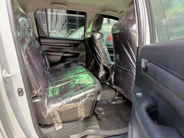 Toyota Hilux 2016 Silver - thumbnail 13