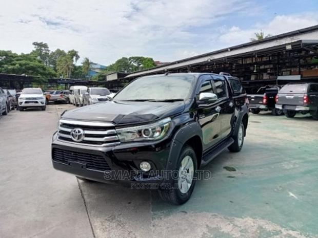 Toyota Hilux 2016 Black - thumbnail 2