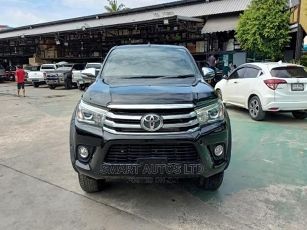 Toyota Hilux 2016 Black - thumbnail 3