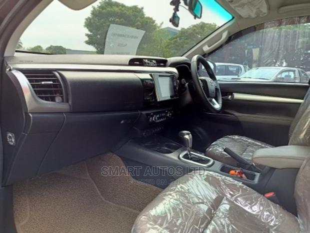 Toyota Hilux 2016 Black - thumbnail 4