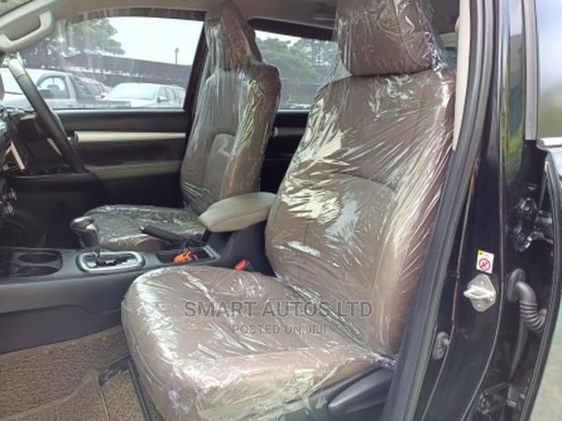 Toyota Hilux 2016 Black - thumbnail 5