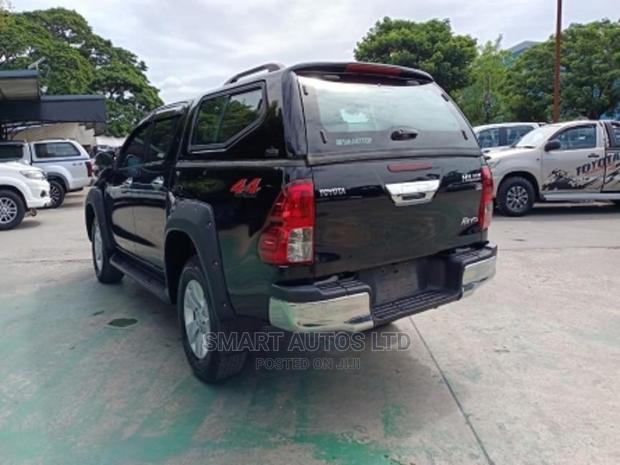 Toyota Hilux 2016 Black - thumbnail 9