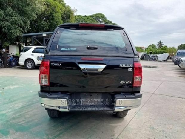 Toyota Hilux 2016 Black - thumbnail 10